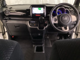 車内は光触媒抗菌消臭施工済です。スタイリッシュなデザインでスポーティなインパネ周りを演出します。グローブボックスやカップホルダーのほかにトレーなどたくさんの収納スペースが付いています。