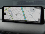 マツダコネクトの10.25インチワイドセンターディスプレイです。『Android Auto』『Apple CarPlay』や独自のコネクテッドサービスに対応したインターフェイスシステムです。