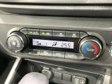 【オートエアコン】一度お好みの温度に設定すれば、車内の温度を検知し風量や温度を自動で調整。暑い&hellip;寒い&hellip;と何度もスイッチ操作をする必要はありません。快適な車内空間には必須の機能ですね♪