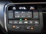 運転席からも手が届きやすく、操作しやすい空調コントロールパネル。オートエアコンなので操作の煩わしさが無くオールシーズン快適にドライブできます。快適空間で運転に集中できますね。