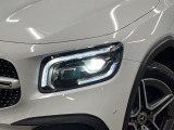 ●LEDヘッドライト:夜間走行時も良好な視界を確保し安心して運転できる高輝度LEDヘッドライトを装備!点灯速度が早く、消費電力も抑えられています。