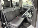 運転席からの視界は広く、運転操作もスムーズに行えます。快適なドライブをサポートする空間です。