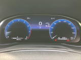 洗練されたデザインのメーターパネル。視認性に優れ、運転に必要な情報を分かりやすく表示します。夜間でも見やすいのが特徴です。
