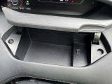 運転席アッパーボックスUSB電源ソケットが中にございます♪