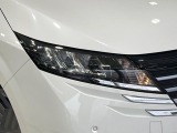 【LEDヘッドライト】悪天候や夜間走行時も良好な視界を確保し安心して運転できる高輝度LEDヘッドライトを装備!点灯速度が早く、消費電力も抑えられています。