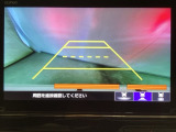 バックでの車庫入れも安心です!リアカメラが付いているバックモニター付のナビを装備しております。操作線もついており距離感も画面から確認できます。