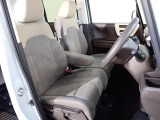 フロントシートはベンチシートです、運転席と助手席の移動が簡単です。真ん中にはアームレストも装備されています! また運転席シートの高さも調整できます。