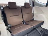 床下収納式のサードシートです。座席部分をコンパクトに収納でき、広大な荷室スペースとしてお使いいただけます!乗車人数や荷物の量など利用シーンに合わせて3列目を有効活用でき、とっても便利♪