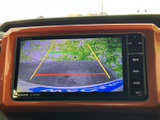 駐車時の安全性を高めるバックモニター。狭い場所でも、障害物を気にせずスムーズに駐車できます。運転に自信がない方にもおすすめです。