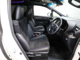 ゆったり室内で運転もしやすいです♪使い勝手の良い配置も考えられています!!