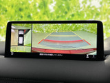 後方の状況をクリアに映し出し、安全な駐車をサポート。狭い場所でも、スムーズな機動が可能です。
