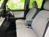 運転席からの視界は広く、運転操作もスムーズに行えます。シートの状態も良く、快適なドライブをサポートします。
