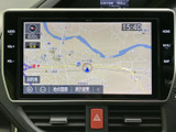 見やすい地図画面は、運転をサポートします。ナビゲーション機能を使えば、目的地までスムーズに到着できます。安全運転をサポートする機能も充実。