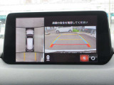 車体の大きいCX-8でも、狭い駐車場やT字路での取り回しが楽になる『360&deg;ビューモニター』を完備。上空から見下ろす全周囲カメラと障害物センサーの連携で、周囲の見通しを高めます。
