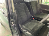 運転席まわりには十分なスペースがあり、大柄な方でもゆったり運転していただける環境です。