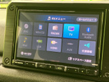 多彩なソースに対応し、幅広い音楽フォーマットを楽しめます。高音質でクリアなサウンドが、ドライブをさらに盛り上げます。様々なメディアに対応しています。