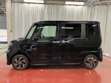 【スマートアシスト搭載車】 衝突回避支援ブレーキ機能(対車両・歩行者)、衝突警報機能(対車両・対歩行者)、誤発信抑制制御機能などの機能で安全な運転をサポートします。