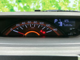 視認性の高いメーター類で、運転に必要な情報をしっかり確認できます。走行距離も一目でわかり、安心してお乗りいただけます。