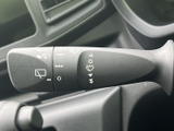 雨の日もクリアな視界を確保。スムーズな操作で、運転の安全性を高めます。使いやすさを追求した設計です。