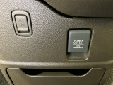 アクセサリーソケットはUSBのアダプターなどをつければ、スマホの充電にも使えます。周辺には物が置けるボックスがついています。