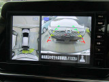 上空から見下ろしているかのように駐車できるアラウンドビューモニター。車庫入れや縦列駐車に役立ちます。