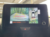 【パノラミックビューモニター】専用のカメラにより、上から見下ろしたような視点で360度クルマの周囲を確認することができます☆死角部分も確認しやすく、狭い場所での切り返しや駐車もスムーズに行えます。