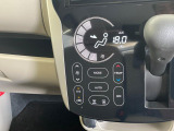 【オートエアコン】一度お好みの温度に設定すれば、車内の温度を検知し風量や温度を自動で調整。暑い&hellip;寒い&hellip;と何度もスイッチ操作をする必要はありません。快適な車内空間には必須の機能ですね♪