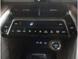 お車のキーはスマートキーです。キーを身につけた状態で車に近づき、ドアロックの解錠や施錠操作が出来ます。雨の日など両手がふさがっている時など、とっても便利ですね。