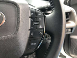 【ステアリングスイッチ】右です。ステアリングから手を離さず、運転に集中したまま手元でレーダークルーズコントロールの操作などができます。