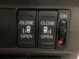 【両側パワースライドドア】両側がパワースライドドアになっており、運転席のスイッチやスマートキーでも開閉が可能です!開口部も広いので乗り降りも楽々♪