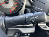 操作しやすいウインカーレバーで、安全な車線変更をサポートします。直感的な操作感で、スムーズな運転をサポートします。