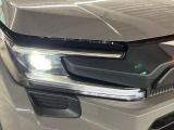 【LEDヘッドライト】悪天候や夜間走行時も良好な視界を確保し安心して運転できる高輝度LEDヘッドライトを装備!点灯速度が早く、消費電力も抑えられています。