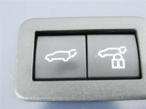 【電動バックドア】電動バックドア装備!ドアノブ・リモコンキー・車内スイッチで、ドアの開閉操作が出来ます♪