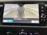 マルチビューカメラの中にフロント・サイドビューカメラシステムを装備。樹木やブロック塀などで左右の見通しが悪い場所、狭い路地や駐車場などでクルマの前方向や両サイドの視界をサポートする便利な機能です。