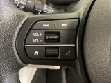 オーディオのチャンネル変更やボリュームなどの操作スイッチの他に、レフトセレクターホイールがついています。中央部を指先で上下に動かすことで、マルチインフォメーション・ディスプレイの各表示が確認できます。