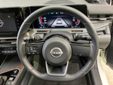 握りやすいステアリング形状で、快適なドライビングを実現。操作性にも優れ、運転の楽しさを高めます。