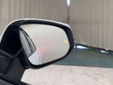 【ブラインドスポットモニター】隣の車線を走る車両をレーダーで検知し、ドライバーでは見えない四角に存在する車両を検知するとドアミラーに搭載されたインジケータが点灯します