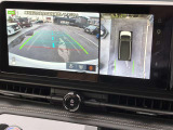 アラウンドビューモニター装備!空から見ているような映像によって不慣れな場所での車庫入れや縦列駐車はもちろん、狭い道でのすれ違いも安心♪