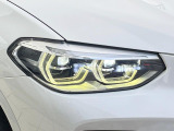 ●LEDヘッドライト:夜間走行時も良好な視界を確保し安心して運転できる高輝度LEDヘッドライトを装備!点灯速度が早く、消費電力も抑えられています。