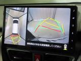 パノラミックビューモニター付きです。車両を上から見たような映像をナビゲーション画面に表示。運転席からの目視だけでは見にくい、車両周辺の状況をリアルタイムでしっかり確認できます。