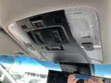 運転席に座ったまま、ボタン一つで左右どちらのスライドドアも自動開閉できる便利なスイッチを装備しています。雨の日のお迎えや、お子様を乗せる際などにもわざわざ後ろまでドアを開けに行く必要がありません