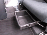 助手席シートアンダートレイ。車内の掃除用具など、車には置いておきたいけど、目につくところには置きたくない物の収納にぴったり。