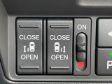 【両側パワースライドドア】スマートキーや運転席のスイッチで後席両側スライドドアの開閉が可能♪電動だから力を入れてドアを開ける必要が無く、小さなお子様でも簡単に開け閉めでき快適です♪
