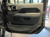 先代のJKにはなかった、ドアストッパー機能がついたことにより、ドアの解放角度がいきなり全開にならないようになっております。狭い場所でも安心してドアを開くことができます。