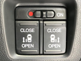 【両側パワースライドドア】スマートキーや運転席のスイッチで後席両側スライドドアの開閉が可能♪電動だから力を入れてドアを開ける必要が無く、小さなお子様でも簡単に開け閉めでき快適です♪
