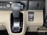 CVT車のセレクトレバーです。低速から高速まで、変速ショックのないスムーズな走りと、エンジン効率のよい領域を維持して燃費にも貢献します。サイドブレーキはスイッチ操作の電子制御パーキングブレーキです。