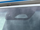 【トヨタセーフティセンス】走行中に前方の車両等を認識し、衝突しそうな時は警報とブレーキで衝突回避と被害軽減をアシスト。より安全にドライブをお楽しみいただけます。