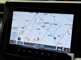 画面で見やすい、高精細な純正メモリーナビ。目的地設定もスムーズで、快適なドライブをサポートします。