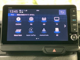 多彩な機能を搭載し、快適なドライブをサポート。CD/DVDやラジオに加え、最新のスマートフォン連携も可能です。使いやすいインターフェースで、目的地設定もスムーズに行えます。