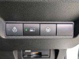 冬場の走り始めでも温かいステアリングヒーターなどの快適・安全機能を運転席周りに集約。直感的に操作できるレイアウトでスムーズな走行をサポートします。